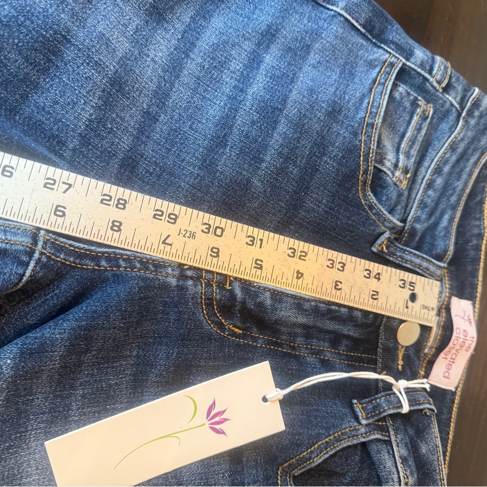 Elevated Closet NWT tall medium
wash denim 5 pocket flare.
MRP $100 sz 27/38 - Picture 9 of 11